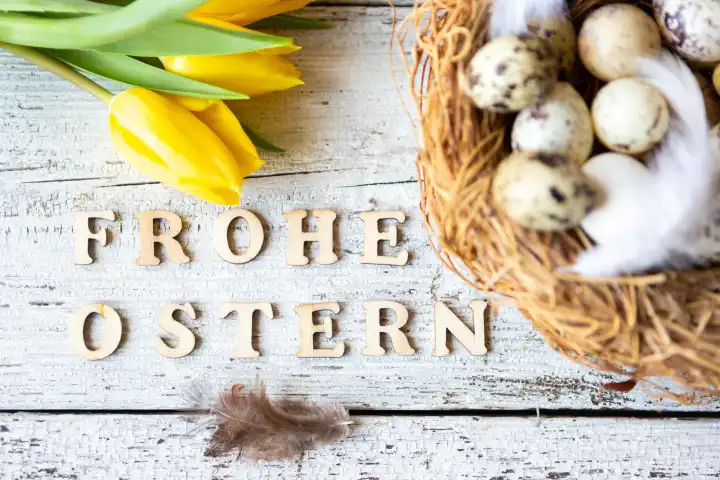 Frohe Ostern, Schriftzug neben einem Osternest mit Eiern