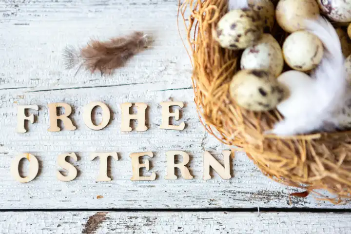 Frohe Ostern, Schriftzug neben einem Osternest mit Eiern