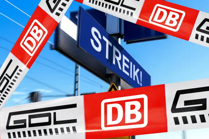Tafel an Bahnhof mit Aufschrift: Streik. Absperrband mit DB (Deutsche Bahn) und GDL (Gewerkschaft Deutscher Lokomotivführer) Logo. Symbolbild Bahnstreik. FOTOMONTAGE