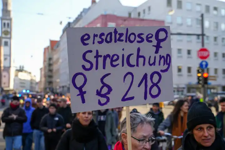 Demonstration zum Internationalen Frauentag am 8 März in Augsburg unter dem Motto: Antifaschistisch geht nur feministisch. Schild: Ersatzlose streichung § 218. Pragraph zum Schwangerschaftsabbruch