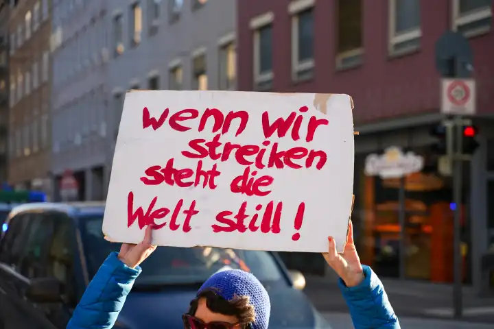 Demonstration zum Internationalen Frauentag am 8 März in Augsburg unter dem Motto: Antifaschistisch geht nur feministisch. Schild: Wenn wir Streiken steht die Welt still