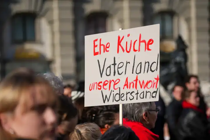 Demonstration zum Internationalen Frauentag am 8 März in Augsburg unter dem Motto: Antifaschistisch geht nur feministisch