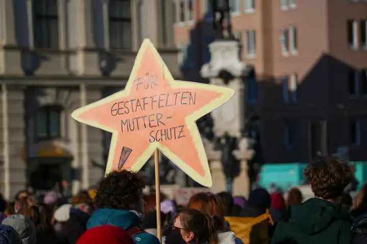 Demonstration zum Internationalen Frauentag am 8 März in Augsburg unter dem Motto: Antifaschistisch geht nur feministisch