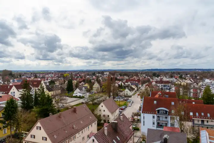 Stadtpanorama - Luftaufnahme über den Dächern von Schwabmünchen, in Bayern bei Augsburg. Gebäude und Straßennetz aus der Vogelperspektive