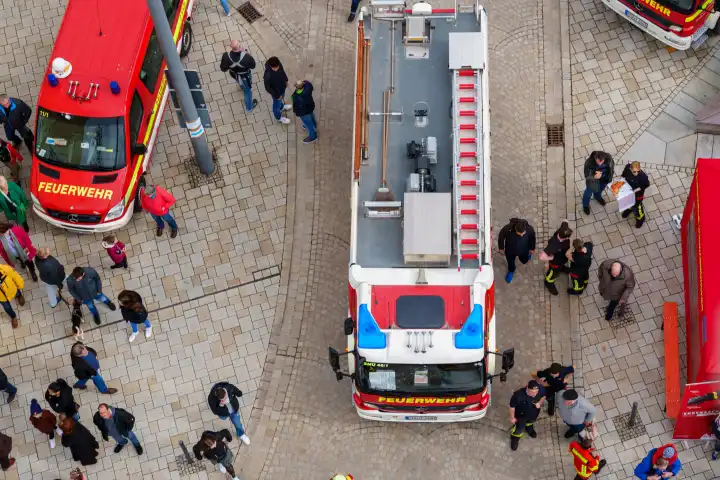 Feuerwehrauto, bzw. Einsatzfahrzeug der Feuerwehr mit Martinshorn und Leiter fotografiert aus der Luft von oben. Feuerwehr auf dem Stadtfest Schwabmünchen