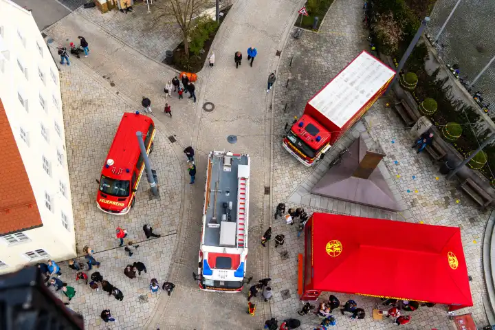 Feuerwehrauto, bzw. Einsatzfahrzeug der Feuerwehr mit Martinshorn und Leiter fotografiert aus der Luft von oben. Feuerwehr auf dem Stadtfest Schwabmünchen