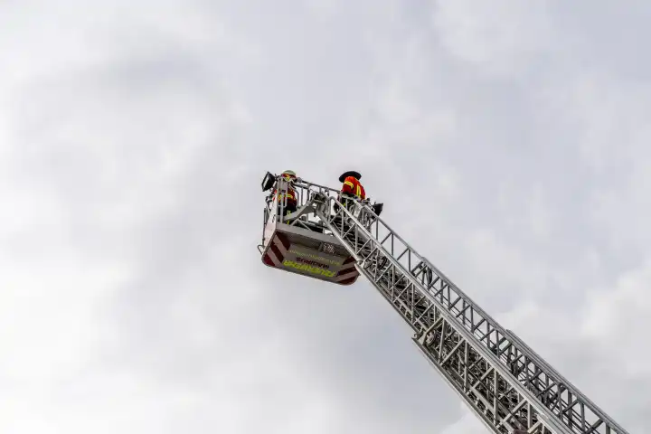 Drehleitereinsatz der Feuerwehr Schwabmünchen bei einer Personenrettung mit Rettungskorb, Übung und Demonstration eines realistischen Einsatzes auf dem Frühlingsfest