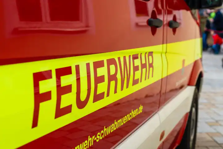 Einsatzfahrzeug der Feuerwehr, Schriftzug und Logo auf dem Rettungsfahrzeug. Ausgetsellt mit vielen Feuerwehrautos auf dem Frühlingsfest Schwabmünchen 