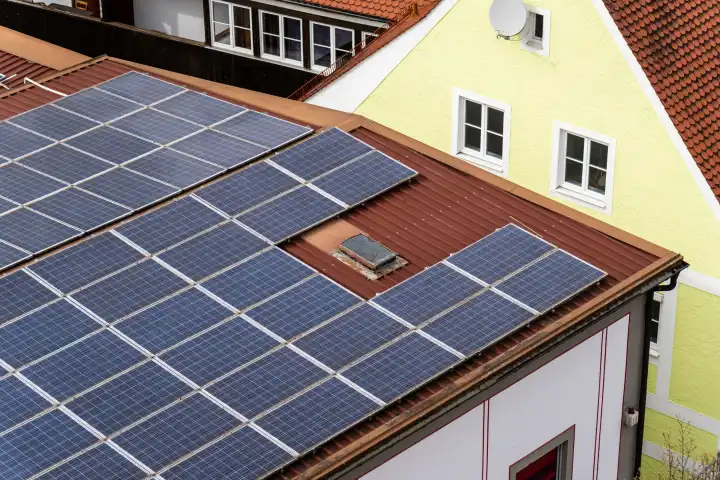 Luftbild Aufnahme von Dächern mit einer PV-Anlage. Photovoltaik auf Dach