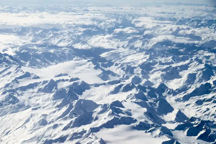 Luftaufnahme blick auf die verschneiten Berge in den Alpen