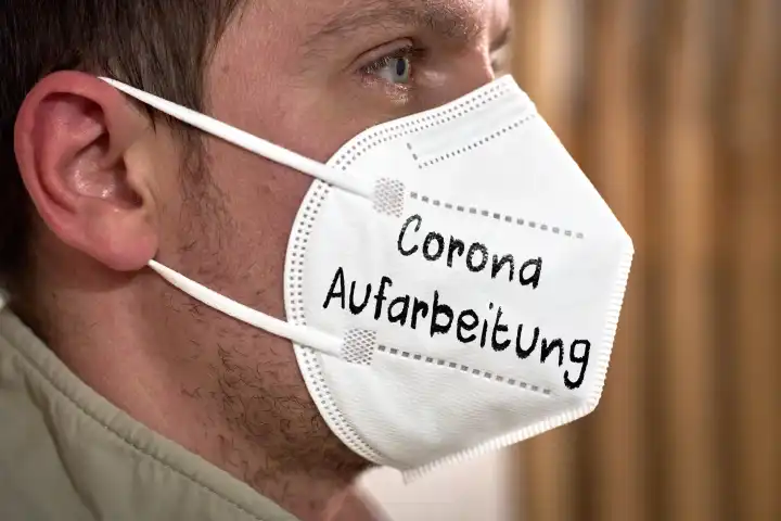 Mann trägt eine FFP2 Maske mit der Aufschrift: Corona Aufarbeitung. Symbolbild Aufarbeitung der Covid-19 Pandemie Maßnahmen in Deutschland. FOTOMONTAGE