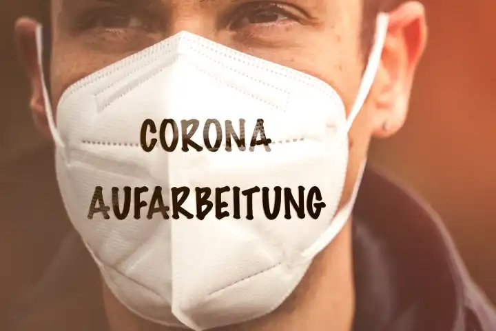 Person mit FFP2-Maske und Aufschrift Corona Aufarbeitung, Symbolbild zur Aufklärung der Maßnahmen und Abläufe durch das RKI und der Regierung, bzw. Politik in der Coronapandemie. FOTOMONTAGE