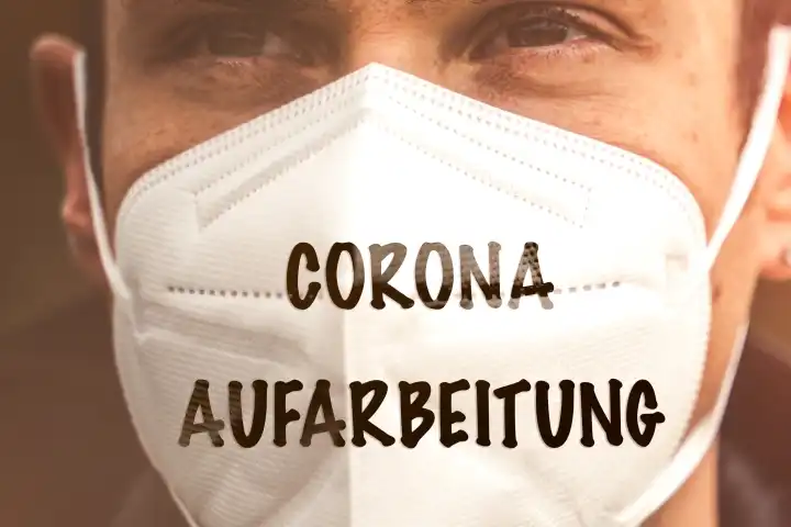 Person mit FFP2-Maske und Aufschrift Corona Aufarbeitung, Symbolbild zur Aufklärung der Maßnahmen und Abläufe durch das RKI und der Regierung, bzw. Politik in der Coronapandemie. FOTOMONTAGE