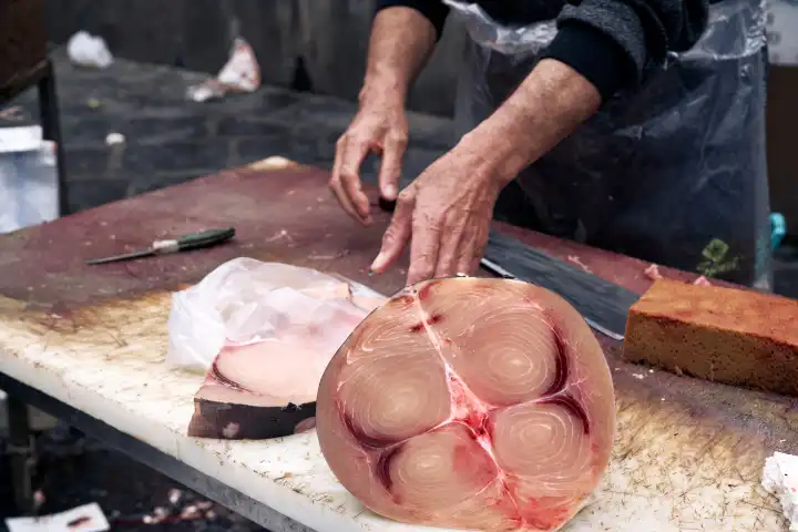 Roher durchgeschnittener Fisch auf einem Fischmarkt in Catania in Italien
