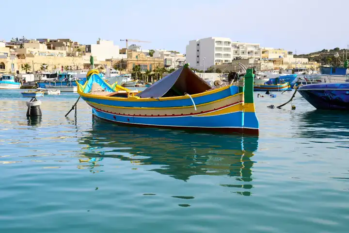 Bunte Boote im Marsamxett Harbour Hafen von Valletta auf Malta