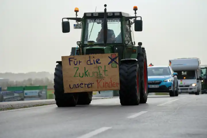 Demonstrationszug am Osterwochenende aus Traktoren und Autos gegen die Politik der Ampel-Regierung. Plakate an Traktoren und Fahrzeugen auf der Landstraße im Unterallgäu zwischen Türkheim und Bad Wörishofen 