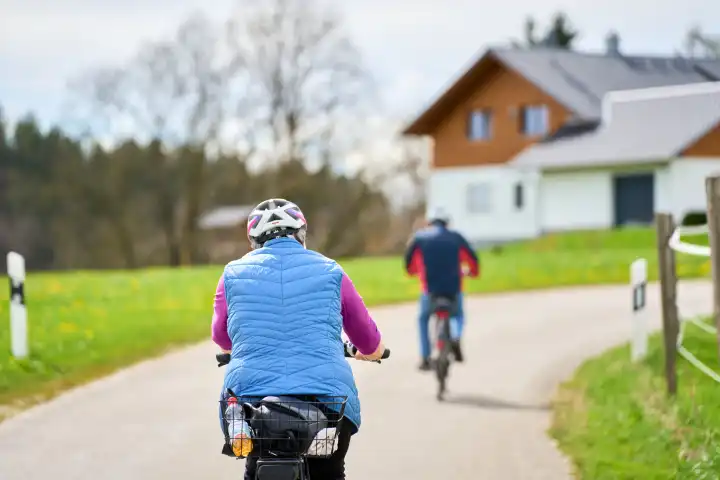 Senioren Paar beim Fahrrad Ausflug auf einer Landstraße bei schönem Wetter