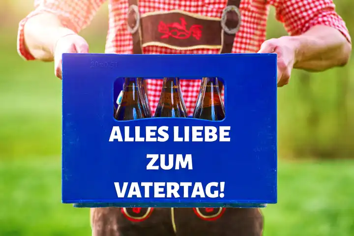 Alles Liebe zum Vatertag, Gruß auf einer Bierkiste die ein Mann in bayerischer Tracht hält. Grüße zum Vatertag. FOTOMONTAGE