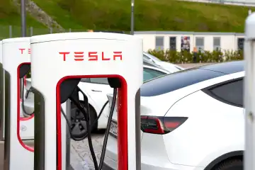 Tesla Model Y lädt den Akku an einer Tesla Schnellladestation Supercharger Stromtankstelle