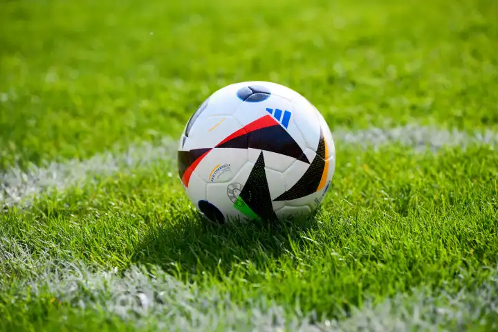 Themenbild: EURO 2024 offizieller Fußball Spielball von Sportausrüster Adidas auf einem Fußballfeld. Fußball-Europameisterschaft 2024