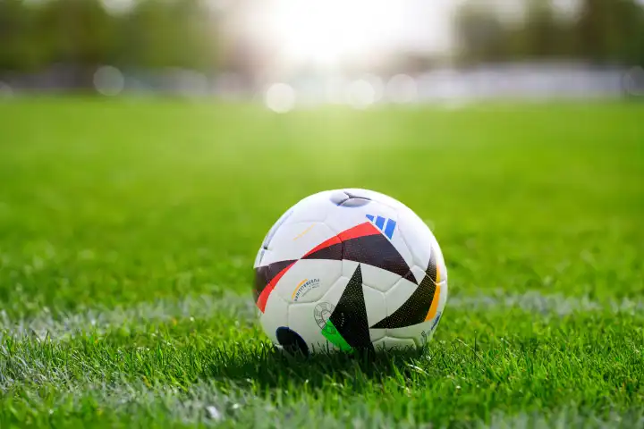 Themenbild: EURO 2024 offizieller Fußball Spielball von Sportausrüster Adidas auf einem Fußballfeld. Fußball-Europameisterschaft 2024