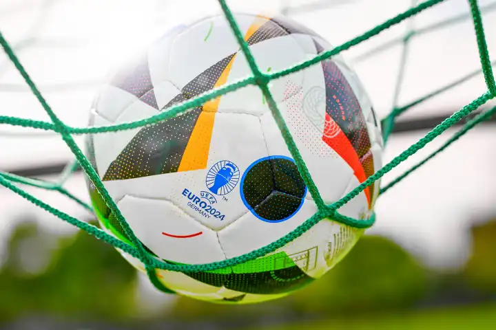 Themenbild: EURO 2024 offizieller Fußball Spielball von Sportausrüster Adidas. Ball im Netz vom Tor. Fußball-Europameisterschaft 2024