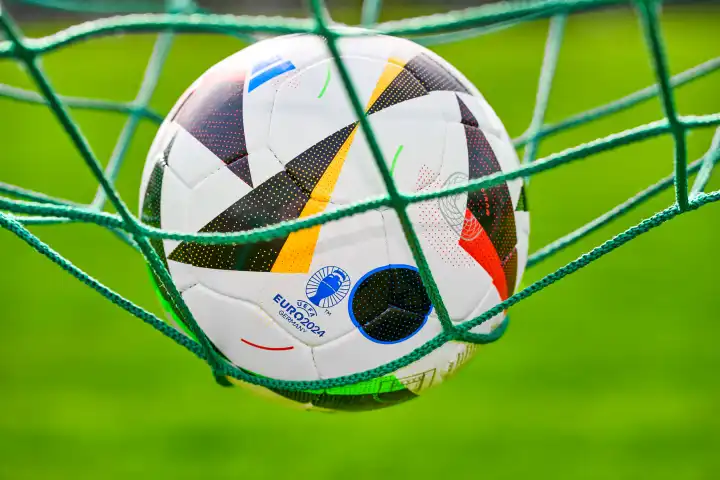 Themenbild: EURO 2024 offizieller Fußball Spielball von Sportausrüster Adidas. Ball im Netz vom Tor. Fußball-Europameisterschaft 2024