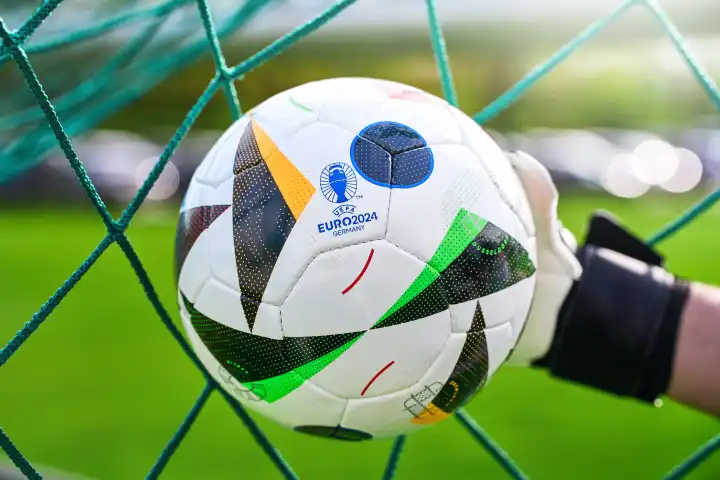 Themenbild: EURO 2024 offizieller Fußball Spielball von Sportausrüster Adidas. Spieler hält Ball vor Tor. Fußball-Europameisterschaft 2024