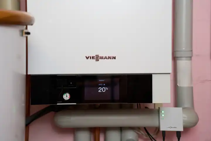 Gasheizung, Gastherme Model Viessmann Vitodens 300 in dem Keller eines Wohnhauses