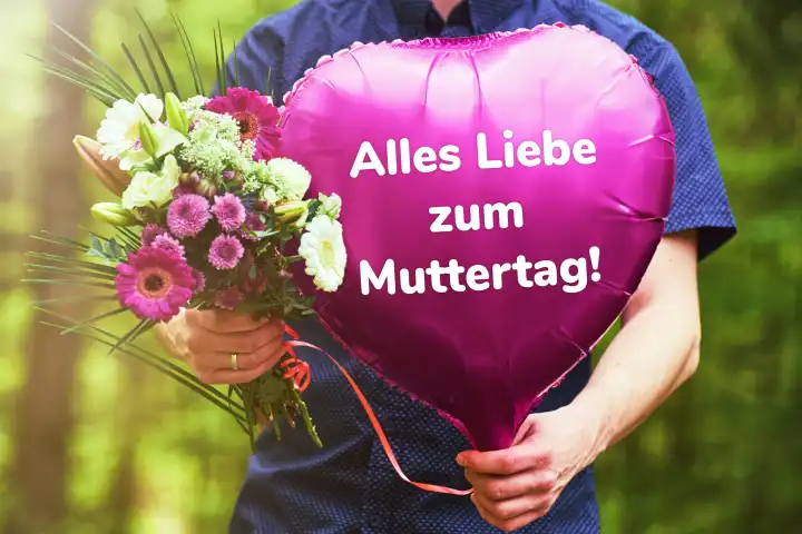 Alles Liebe zum Muttertag! Gruß zum Muttertag, auf einem Ballon in Herzform den ein Mann mit einem Blumenstrauß als Geschenk hält. FOTOMONTAGE