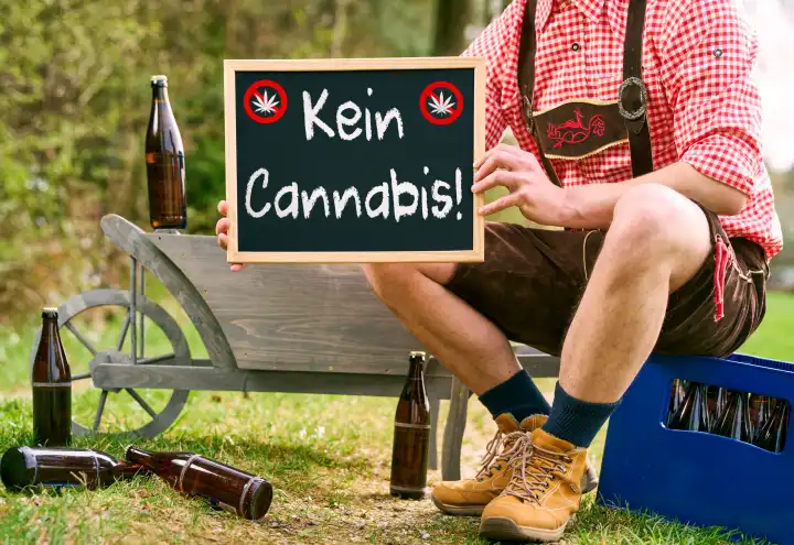 Themenbild Cannabis und Kiffen verboten in Biergärten und Volksfesten in Bayern. Mann in Lederhose hält ein Schild mit Aufschrift: Kein Cannabis! FOTOMONTAGE
