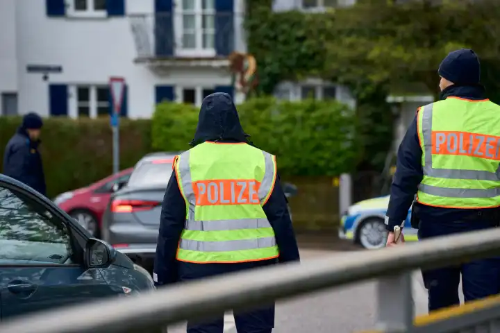 Verkehrskontrolle der Polizei Augsburg an einem Kontrollpunkt für Geschwindigkeitsmessungen