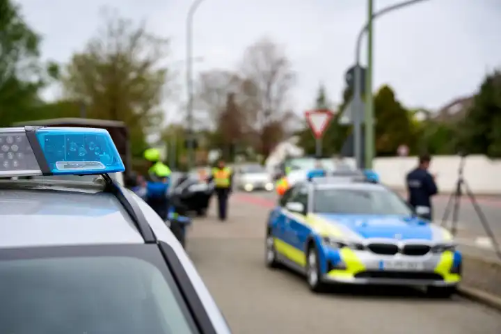 Themenbild Blitzermarathon in Bayern. Verkehrskontrolle und Geschwindigkeitskontrolle der Polizei in Augsburg