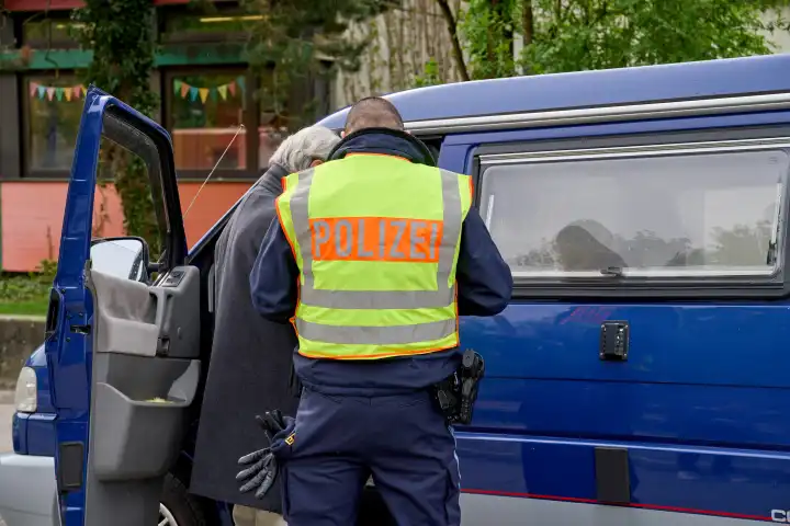 Themenbild Blitzermarathon in Bayern. Verkehrskontrolle und Geschwindigkeitskontrolle der Polizei in Augsburg