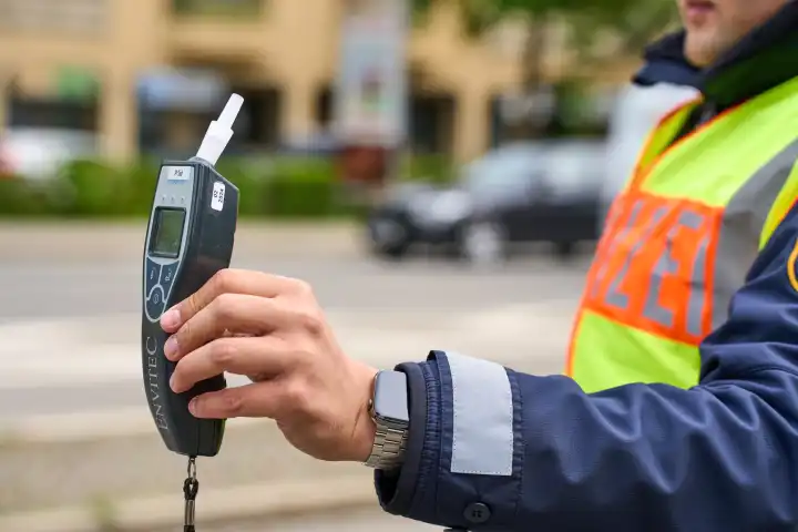 Symbolfoto Polizeikontrolle mit Alkholtest, Messgerät zum bestimmen des Atemalkoholgehalt von Verkehrsteilnehmern