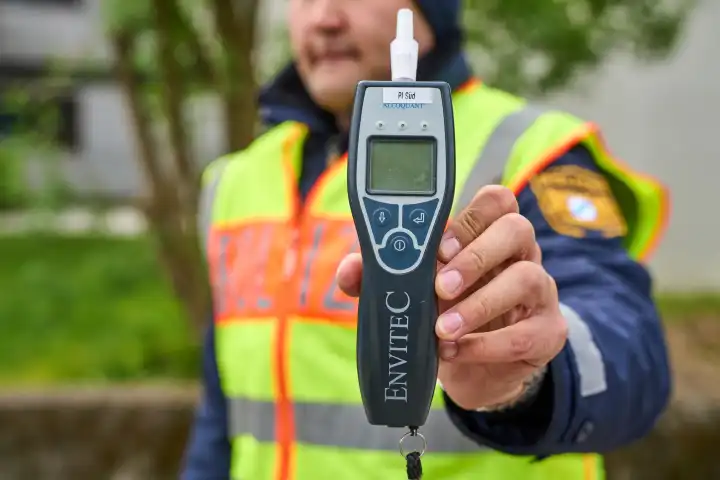 Symbolfoto Polizeikontrolle mit Alkholtest, Messgerät zum bestimmen des Atemalkoholgehalt von Verkehrsteilnehmern