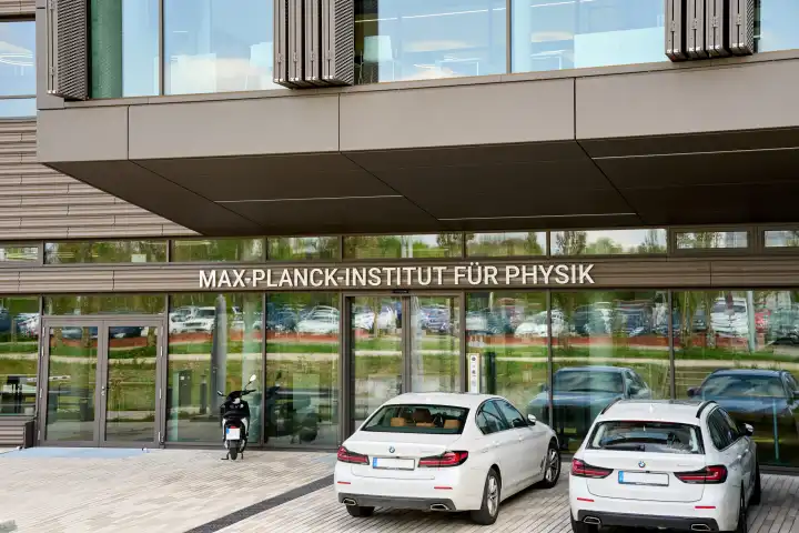 Max-Planck-Institut für Physik Gebäude mit Logo in Garching