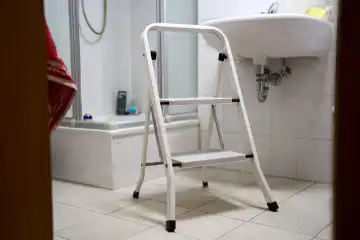 Trittleiter in einem Badezimmer. Renovierung Konzept