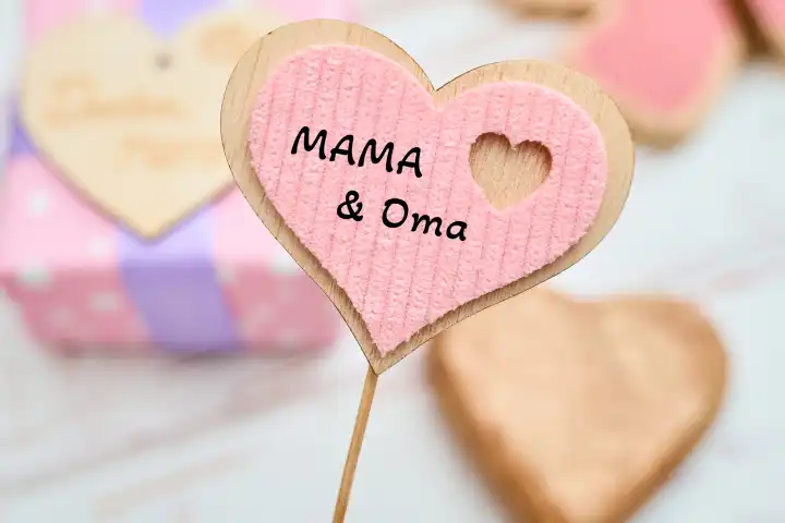 Herz mit einem Geschenk zum Muttertag und der Aufschrift: Mama und Oma. FOTOMONTAGE