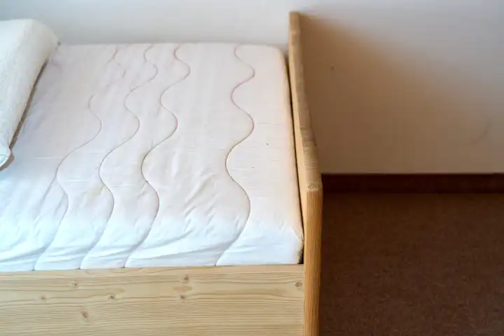 Altes Bett mit einer dreckigen Matratze. Hygiene im Bett Konzept