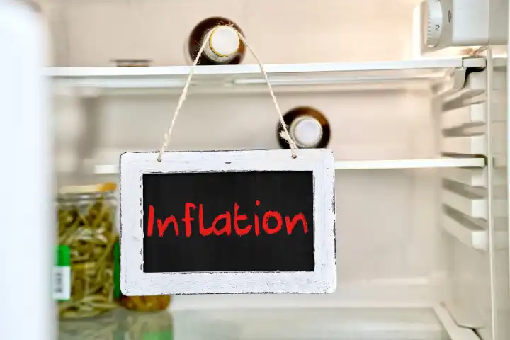 Schild in leerem Kühlschrank mit der Aufschirft: Inflation. FOTOMONTAGE