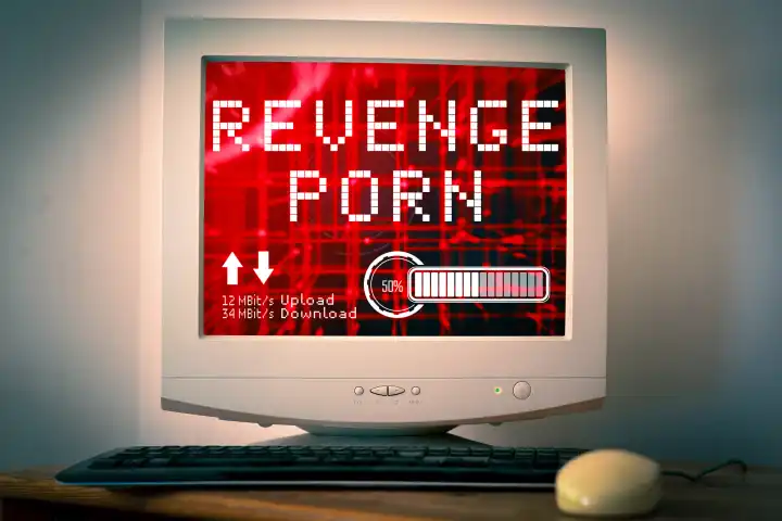 Computer Bildschirm mit Upload und Download und dem Schriftzug: Revenge Porn. Symbolfoto Racheporno. FOTOMONTAGE