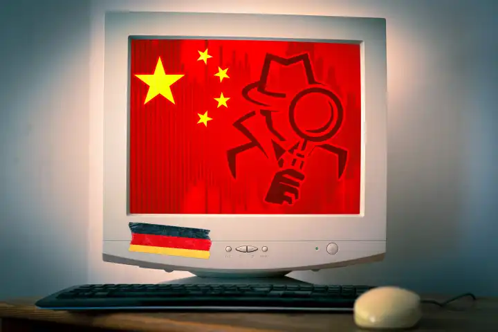 Symbolbild China Spionage in Deutschland. Computerbildschirm mit China Flagge udn einem Spion Symbol. FOTOMONTAGE