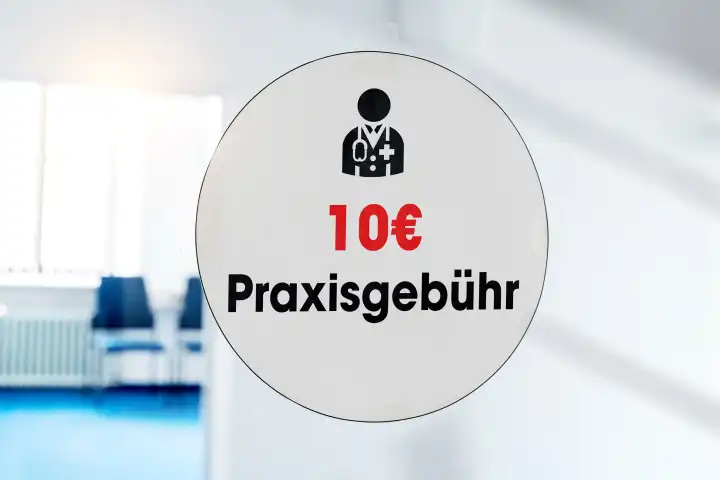 Schild an Türe einer Arztpraxis mit Aufschrift: 10 Euro Praxisgebühr. Symbolfoto Wiedereinführung der Praxisgebühr. FOTOMONTAGE