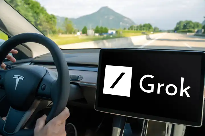 Mann fährt ein Tesla Auto mit dem Logo der X Ki Groko auf dem Bildschirm. FOTOMONTAGE