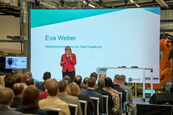 Oberbürgermeisterin von Augsburg Eva Weber zu Besuch bei der Präsentation des KI-Netzwerks Augsburg. KI-Forschungshalle („Halle 43“) der Universität Augsburg