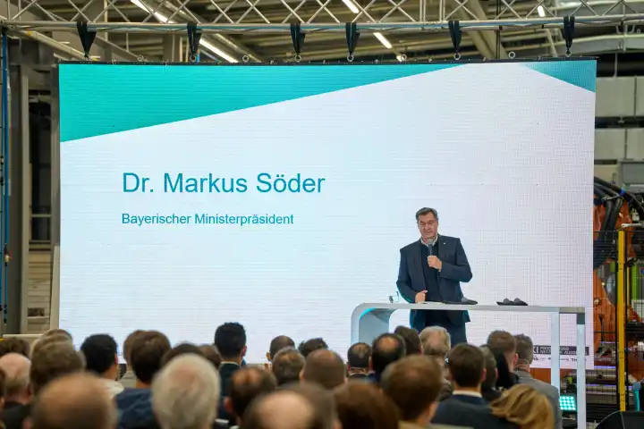 Ministerpräsident von Bayern Dr. Markus Söder zu Besuch bei der Präsentation des KI-Netzwerks Augsburg. KI-Forschungshalle („Halle 43“) der Universität Augsburg. Hält eine Rede