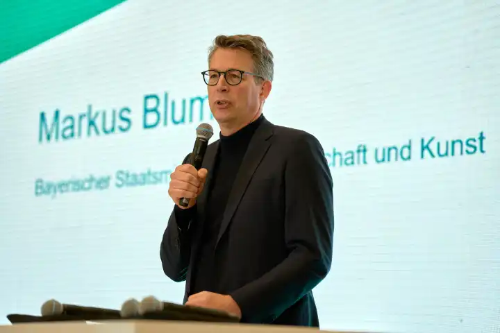 Staatsminister für Wissenschaft und Kunst in Bayern Herr Markus Blume zu Besuch bei der Präsentation des KI-Netzwerks Augsburg. KI-Forschungshalle („Halle 43“) der Universität Augsburg