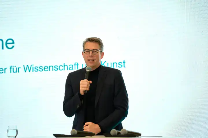 Staatsminister für Wissenschaft und Kunst in Bayern Herr Markus Blume zu Besuch bei der Präsentation des KI-Netzwerks Augsburg. KI-Forschungshalle („Halle 43“) der Universität Augsburg