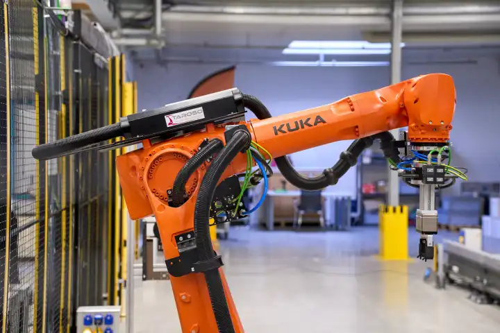 Kuka Industrieroboter ausgestellt in der KI-Forschungshalle („Halle 43“) der Universität Augsburg